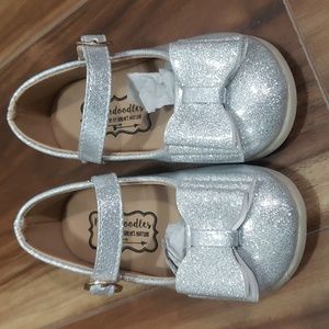 Pipperdoodles silver bow shoes size 7 toddler